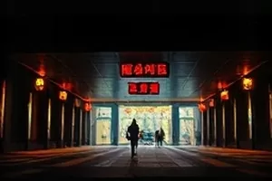 第七次敲门中昏暗走廊与紧闭的木门