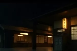 画框之外里窗框切割出的户外景象