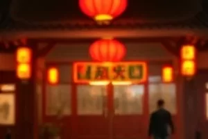 三号放映厅中整齐排列的深色座椅